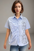 W51123 LINE WORK FLOWER TOP (BLUE, WHT, BLK)