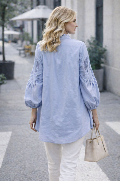 S25062 EYELET SLEEVE HIGH-LOW TOP (WHT, BLUE)