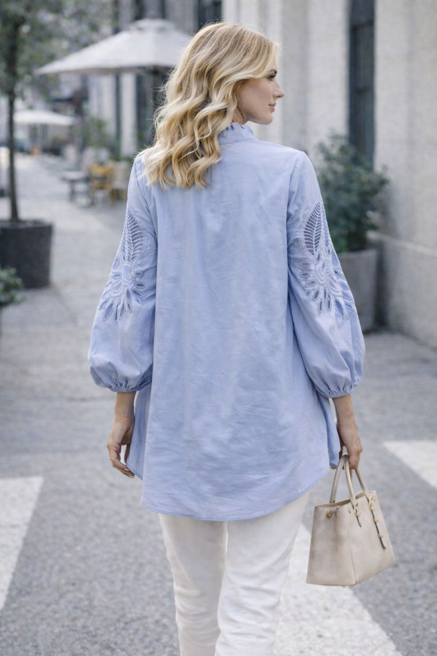 S25062 EYELET SLEEVE HIGH-LOW TOP (WHT, BLUE)