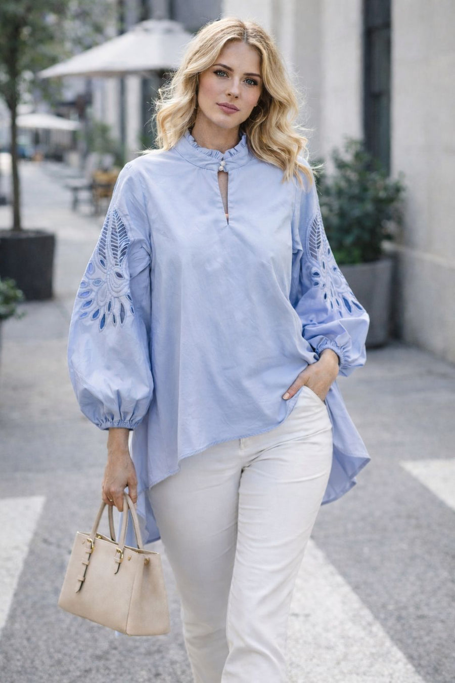 S25062 EYELET SLEEVE HIGH-LOW TOP (WHT, BLUE)